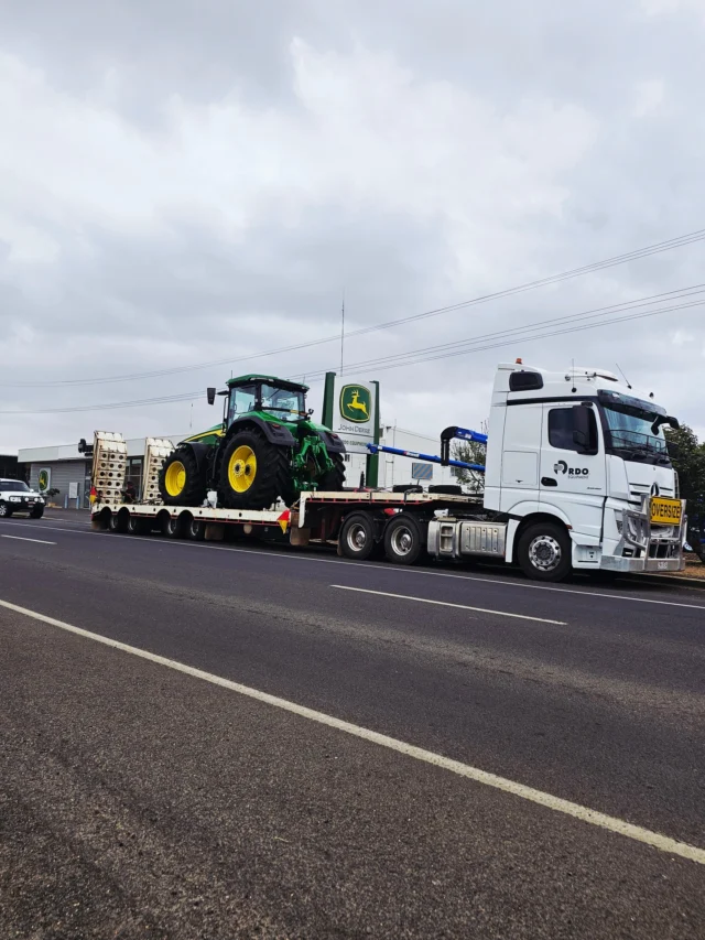 Next stop: Goondiwindi 📍

The John Deere 8R 540 is back on the road and heading west, before making its way to Moree.

As the biggest model in the 8R lineup, it's a machine that needs to be seen in person to be fully appreciated🚜